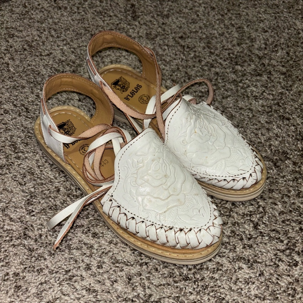 White Tie Up Huaraches with Rose Design